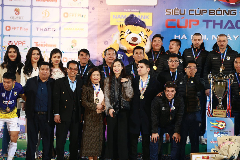 Đỗ Mỹ Linh cùng gia đình chồng ăn mừng chức vô địch của Hà Nội FC