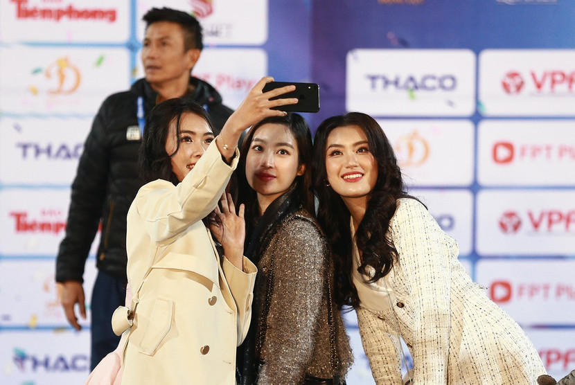 Hoa hậu Đỗ Mỹ Linh chụp lưu niệm cùng một số người đẹp báo Tiền Phong 2022