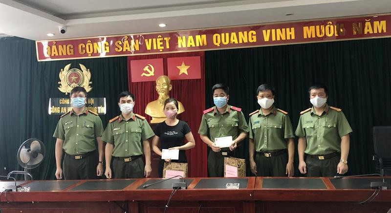 Công đoàn Công an thành phố trao tặng quà cho những đoàn viên có hoàn cảnh khó khăn tại Công an huyện Thường Tín Công đoàn Công an thành phố trao tặng quà cho những đoàn viên có hoàn cảnh khó khăn tại Công an huyện Thường Tín