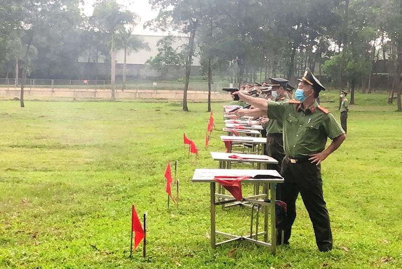 Thực hành bắn súng ngắn ở nội dung nhanh và chậm