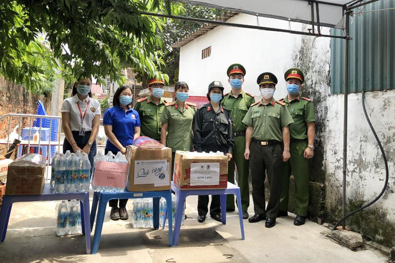 Đoàn Công tác tặng quà chốt trực cách ly tại xã Kim Nỗ, huyện Đông Anh Đoàn Công tác tặng quà chốt trực cách ly tại xã Kim Nỗ, huyện Đông Anh