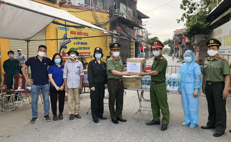 Những món quà ý nghĩa được đoàn công tác do Công đoàn Công an thành phố Hà Nội dẫn đầu trao tặng chốt trực cách ly dịch Covid-19 tại xã Tô Hiệu, huyện Thường Tín. Những món quà ý nghĩa được đoàn công tác do Công đoàn Công an thành phố Hà Nội dẫn đầu trao tặng chốt trực cách ly dịch Covid-19 tại xã Tô Hiệu, huyện Thường Tín.