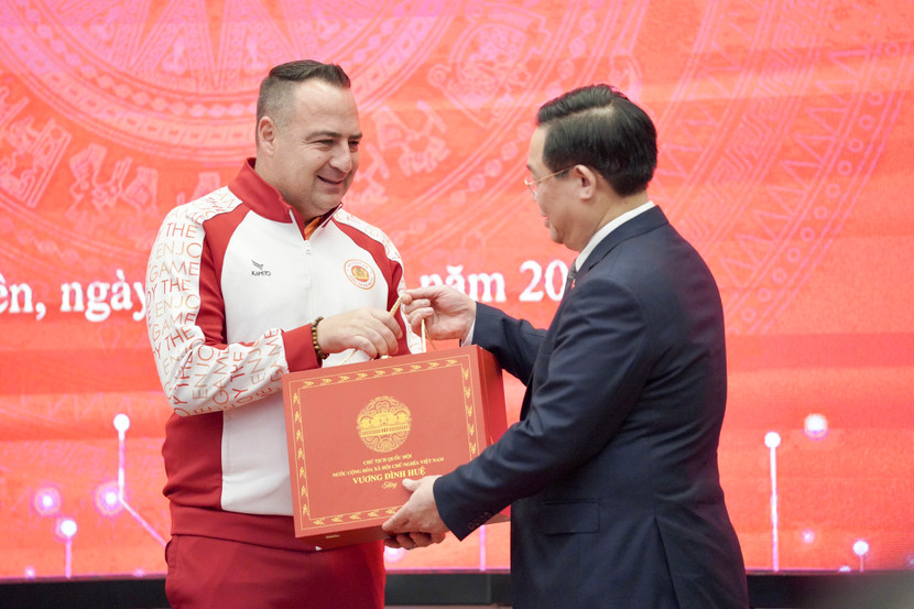 Chủ tịch Quốc hội Vương Đình Huệ tặng quà HLV Paulo Foiani (Ảnh: CLB CAHN)
