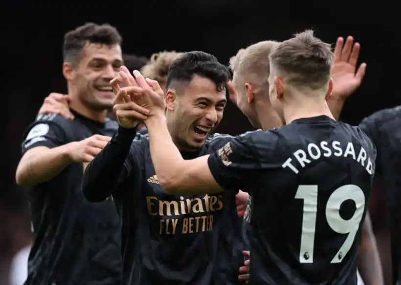 Arsenal bay cao ở derby London