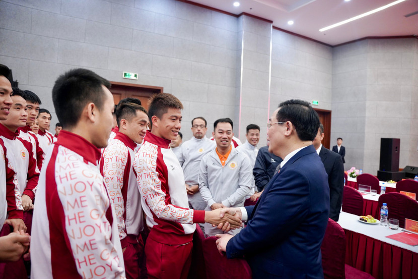 Chủ tịch Quốc hội Vương Đình Huệ chia sẻ cùng Phan Văn Đức và đồng đội (Ảnh: CLB CAHN)