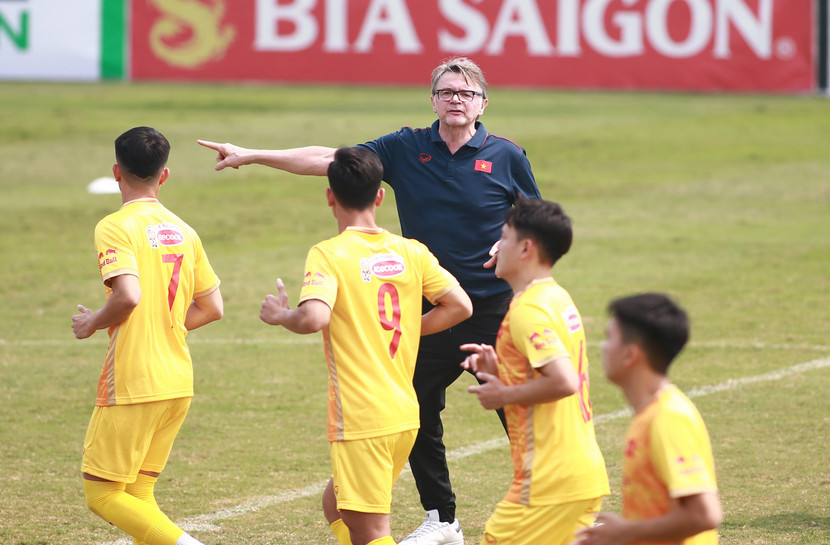 HLV Troussier đang tích cực làm việc cùng U23 Việt Nam