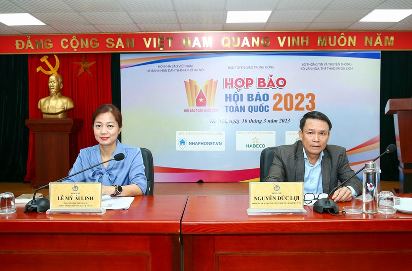 Chủ trì buổi họp báo là ông Nguyễn Đức Lợi - Phó Chủ tịch Thường trực Hội Nhà báo Việt Nam - Trưởng Ban tổ chức Hội Báo toàn quốc 2023 và bà Lê Mỹ Ái Linh - Phó Giám đốc phụ trách Nhà văn hoá Hội Nhà báo Việt Nam - Phó Trưởng ban Thường trực Ban tổ chức Chủ trì buổi họp báo là ông Nguyễn Đức Lợi - Phó Chủ tịch Thường trực Hội Nhà báo Việt Nam - Trưởng Ban tổ chức Hội Báo toàn quốc 2023 và bà Lê Mỹ Ái Linh - Phó Giám đốc phụ trách Nhà văn hoá Hội Nhà báo Việt Nam - Phó Trưởng ban Thường trực Ban tổ chức