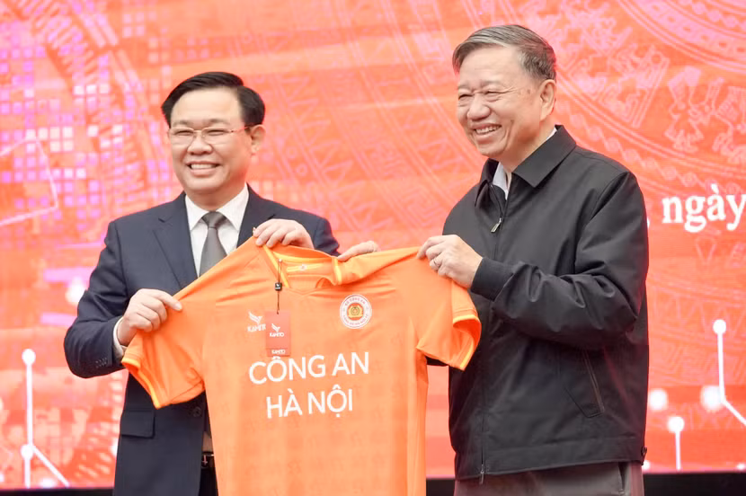Đại tướng Tô Lâm tặng Chủ tịch Quốc hội Vương Đình Huệ chiếc áo đấu lưu niệm CLB Công an Hà Nội (Ảnh: CLB CAHN) Đại tướng Tô Lâm tặng Chủ tịch Quốc hội Vương Đình Huệ chiếc áo đấu lưu niệm CLB Công an Hà Nội (Ảnh: CLB CAHN)