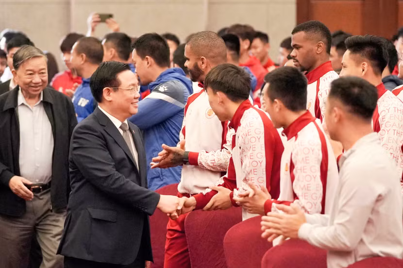 Chủ tịch Quốc hội Vương Đình Huệ động viên các cầu thủ CLB Công an Hà Nội (Ảnh: CLB CAHN) Chủ tịch Quốc hội Vương Đình Huệ động viên các cầu thủ CLB Công an Hà Nội (Ảnh: CLB CAHN)