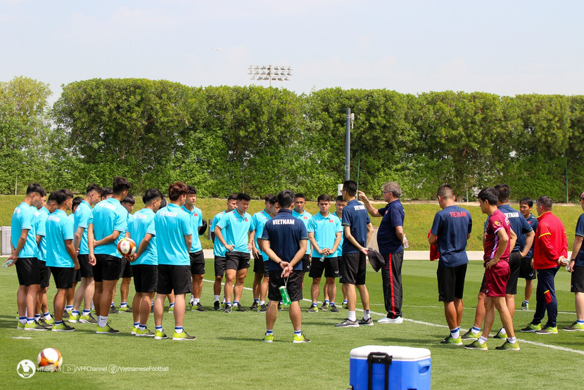 Thầy trò HLV Troussier trên sân tập chiều nay (Ảnh: VFF)