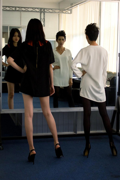 Siêu mẫu Tuyết Lan chăm chỉ tập luyện trước ngày thi ảnh 8 Siêu mẫu Tuyết Lan chăm chỉ tập luyện trước ngày thi ảnh 8