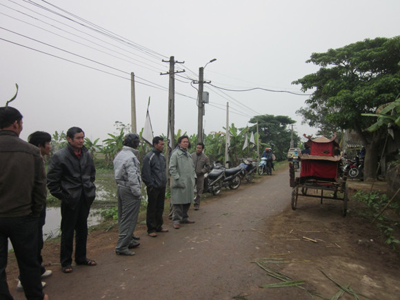 Nhiều người dân rơi nước mắt khi nhắc tới cái chết bất ngờ của ông Đinh Văn Nam, và không tin nổi đó là sự thật