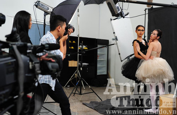 Trà My hóa Thiên nga đen tạo dáng cùng Thiên nga trắng là Hoa hậu Trúc Diễm Lê Thị Thúy hóa "đàn ông" cùng Phi Thanh Vân Thùy Trang tạo dáng cùng Hoa hậu Hương Giang Trà My hóa Thiên nga đen tạo dáng cùng Thiên nga trắng là Hoa hậu Trúc Diễm Lê Thị Thúy hóa "đàn ông" cùng Phi Thanh Vân Thùy Trang tạo dáng cùng Hoa hậu Hương Giang