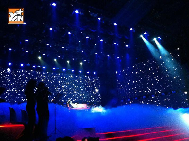 Sân khấu được dàn dựng hoành tráng