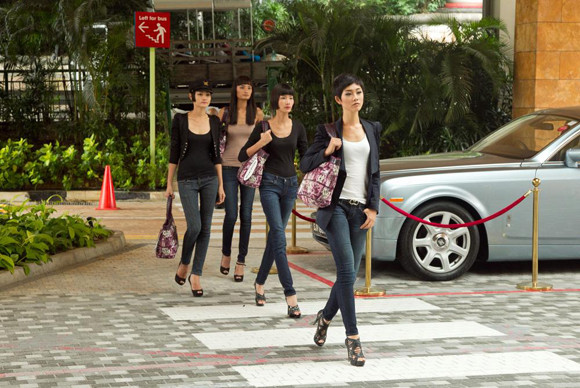 Trước giờ lên đường Tạo dáng trên máy bay Các thí sinh đang di chuyển vào khuôn viên rộng lớn và xinh đẹp của Resort World Sentosa Các thí sinh phấn khích khi nhận phòng tiện nghi bậc nhất của khu Resort World Sentosa tiêu chuẩn năm sao Top 4 Vietnam’s Next Top Model 2011 tạo dáng tại đảo quốc sư tử Singapore Trước giờ lên đường Tạo dáng trên máy bay Các thí sinh đang di chuyển vào khuôn viên rộng lớn và xinh đẹp của Resort World Sentosa Các thí sinh phấn khích khi nhận phòng tiện nghi bậc nhất của khu Resort World Sentosa tiêu chuẩn năm sao Top 4 Vietnam’s Next Top Model 2011 tạo dáng tại đảo quốc sư tử Singapore