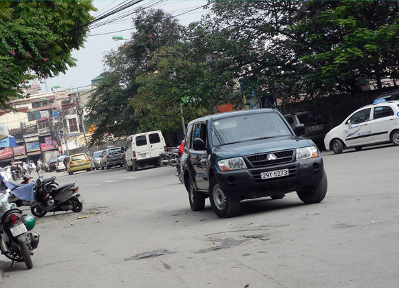 Tại đường Lê Trọng Tấn, gần nơi giao cắt với đường Nguyễn Viết Xuân có nhiều loại xe ngang nhiên chiếm dụng lòng, lề đường