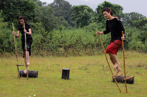 Trà My - Phương Anh lần đầu thử sức trên "đôi chân gỗ" Nguyễn Thị Tuyết "tạo dáng" trên chiếc cà kheo Các thí sinh gặp nhiều trở ngại trong thử thách này "Thày giáo" Y Mối hướng dẫn tận tình cho các cô gái chân dài