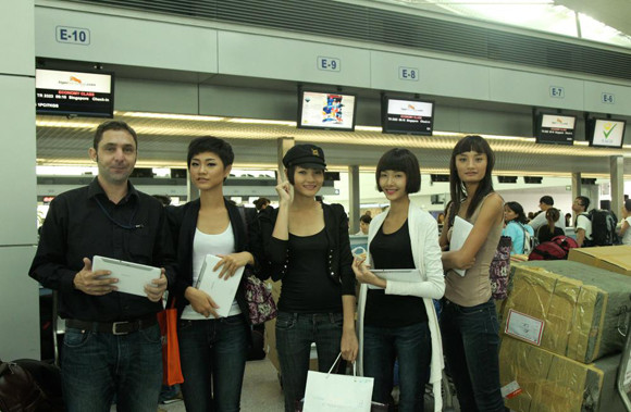 Trước giờ lên đường Tạo dáng trên máy bay Các thí sinh đang di chuyển vào khuôn viên rộng lớn và xinh đẹp của Resort World Sentosa Các thí sinh phấn khích khi nhận phòng tiện nghi bậc nhất của khu Resort World Sentosa tiêu chuẩn năm sao Top 4 Vietnam’s Next Top Model 2011 tạo dáng tại đảo quốc sư tử Singapore