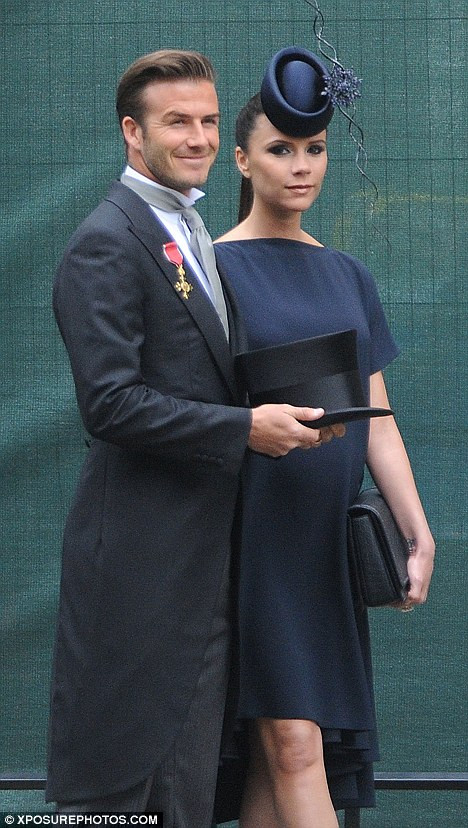 Vợ chồng Beckham xuất hiện sang trọng trong buổi lễ