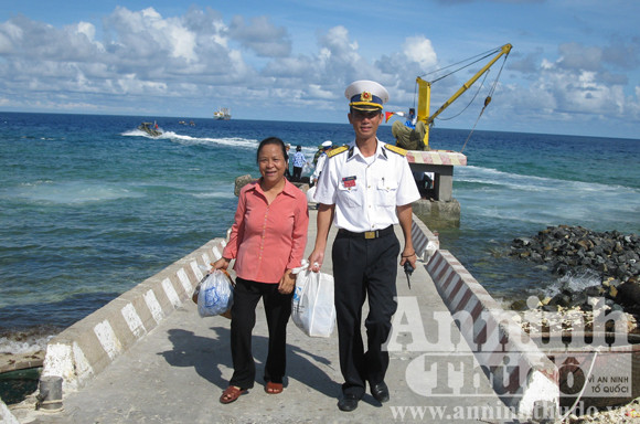 Hai mẹ con bà Tình trên đảo Song Tử Tây