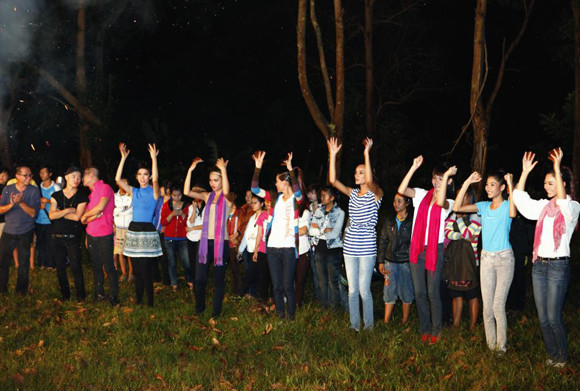 Không khí sôi động trong đêm lửa trại Không khí sôi động trong đêm lửa trại