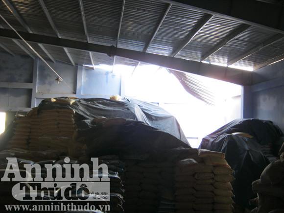 Nhà xưởng Cty TNHH Thu Lan và nhiều nhà dân bị tốc mái