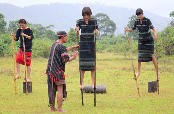 Trà My - Phương Anh lần đầu thử sức trên "đôi chân gỗ" Nguyễn Thị Tuyết "tạo dáng" trên chiếc cà kheo Các thí sinh gặp nhiều trở ngại trong thử thách này "Thày giáo" Y Mối hướng dẫn tận tình cho các cô gái chân dài