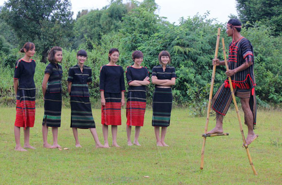 Trà My - Phương Anh lần đầu thử sức trên "đôi chân gỗ" Nguyễn Thị Tuyết "tạo dáng" trên chiếc cà kheo Các thí sinh gặp nhiều trở ngại trong thử thách này "Thày giáo" Y Mối hướng dẫn tận tình cho các cô gái chân dài