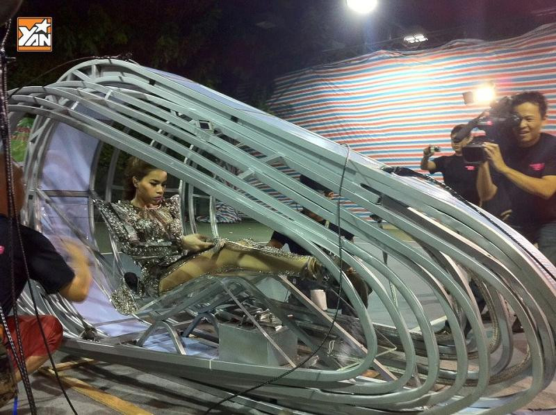 Điểm nhấn của chương trình là màn đáp phi thuyền độc đáo (ảnh YAN)