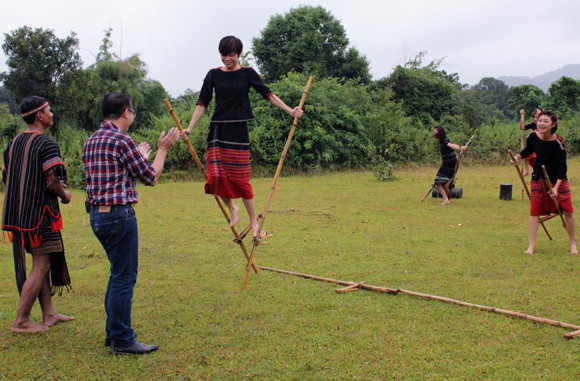 Trà My - Phương Anh lần đầu thử sức trên "đôi chân gỗ" Nguyễn Thị Tuyết "tạo dáng" trên chiếc cà kheo Các thí sinh gặp nhiều trở ngại trong thử thách này "Thày giáo" Y Mối hướng dẫn tận tình cho các cô gái chân dài