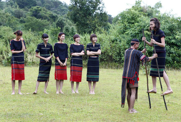 Trà My - Phương Anh lần đầu thử sức trên "đôi chân gỗ" Nguyễn Thị Tuyết "tạo dáng" trên chiếc cà kheo Các thí sinh gặp nhiều trở ngại trong thử thách này "Thày giáo" Y Mối hướng dẫn tận tình cho các cô gái chân dài