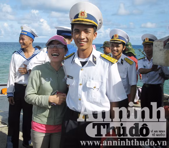 Trung úy Bùi Văn Biên cười rạng rỡ khi đón vợ lên thăm xã đảo Song Tử Tây