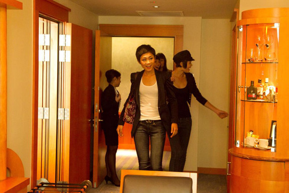 Trước giờ lên đường Tạo dáng trên máy bay Các thí sinh đang di chuyển vào khuôn viên rộng lớn và xinh đẹp của Resort World Sentosa Các thí sinh phấn khích khi nhận phòng tiện nghi bậc nhất của khu Resort World Sentosa tiêu chuẩn năm sao Top 4 Vietnam’s Next Top Model 2011 tạo dáng tại đảo quốc sư tử Singapore Trước giờ lên đường Tạo dáng trên máy bay Các thí sinh đang di chuyển vào khuôn viên rộng lớn và xinh đẹp của Resort World Sentosa Các thí sinh phấn khích khi nhận phòng tiện nghi bậc nhất của khu Resort World Sentosa tiêu chuẩn năm sao Top 4 Vietnam’s Next Top Model 2011 tạo dáng tại đảo quốc sư tử Singapore