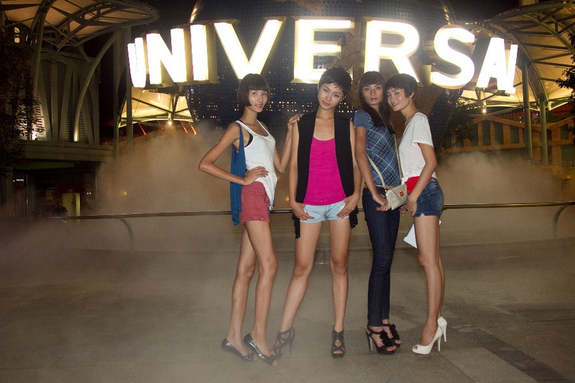 Các thí sinh hào hứng khi lần đầu tiên tham quan phim trường Unniversal ngay trong khuôn viên của Resort World Sentosa