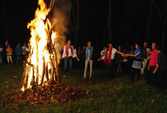 Không khí sôi động trong đêm lửa trại Không khí sôi động trong đêm lửa trại