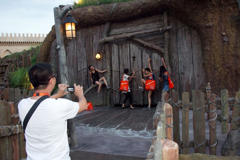 Giám khảo Phạm Hoài Nam chụp lại những khoảnh khắc tạo dáng tinh nghịch của các thí sinh Thùy Trang và Hoàng Thị Thùy chụp ảnh trước cửa hàng bán quà lưu niệm trong khuôn viên của Resort World Sentosa