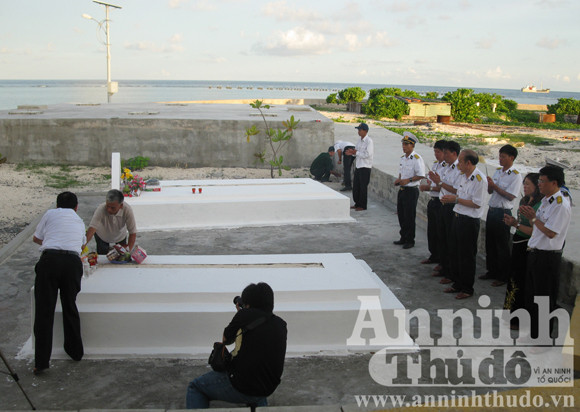 Trung tá Hoàng Đức Tuấn, thắp hương bên mộ con trên đảo Nam Yết.