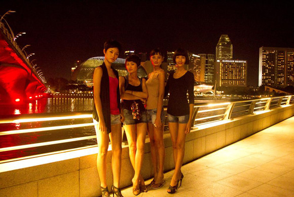 Trước giờ lên đường Tạo dáng trên máy bay Các thí sinh đang di chuyển vào khuôn viên rộng lớn và xinh đẹp của Resort World Sentosa Các thí sinh phấn khích khi nhận phòng tiện nghi bậc nhất của khu Resort World Sentosa tiêu chuẩn năm sao Top 4 Vietnam’s Next Top Model 2011 tạo dáng tại đảo quốc sư tử Singapore Trước giờ lên đường Tạo dáng trên máy bay Các thí sinh đang di chuyển vào khuôn viên rộng lớn và xinh đẹp của Resort World Sentosa Các thí sinh phấn khích khi nhận phòng tiện nghi bậc nhất của khu Resort World Sentosa tiêu chuẩn năm sao Top 4 Vietnam’s Next Top Model 2011 tạo dáng tại đảo quốc sư tử Singapore