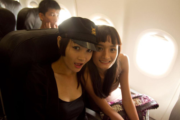 Trước giờ lên đường Tạo dáng trên máy bay Các thí sinh đang di chuyển vào khuôn viên rộng lớn và xinh đẹp của Resort World Sentosa Các thí sinh phấn khích khi nhận phòng tiện nghi bậc nhất của khu Resort World Sentosa tiêu chuẩn năm sao Top 4 Vietnam’s Next Top Model 2011 tạo dáng tại đảo quốc sư tử Singapore Trước giờ lên đường Tạo dáng trên máy bay Các thí sinh đang di chuyển vào khuôn viên rộng lớn và xinh đẹp của Resort World Sentosa Các thí sinh phấn khích khi nhận phòng tiện nghi bậc nhất của khu Resort World Sentosa tiêu chuẩn năm sao Top 4 Vietnam’s Next Top Model 2011 tạo dáng tại đảo quốc sư tử Singapore