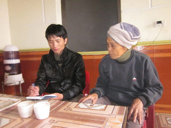 Ông Trần Doãn Cẩn, xóm trưởng xóm 5, xã Lạc Sơn chia sẻvới PV