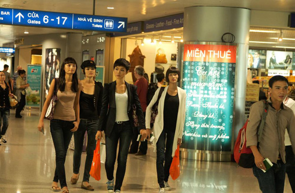 Trước giờ lên đường Tạo dáng trên máy bay Các thí sinh đang di chuyển vào khuôn viên rộng lớn và xinh đẹp của Resort World Sentosa Các thí sinh phấn khích khi nhận phòng tiện nghi bậc nhất của khu Resort World Sentosa tiêu chuẩn năm sao Top 4 Vietnam’s Next Top Model 2011 tạo dáng tại đảo quốc sư tử Singapore Trước giờ lên đường Tạo dáng trên máy bay Các thí sinh đang di chuyển vào khuôn viên rộng lớn và xinh đẹp của Resort World Sentosa Các thí sinh phấn khích khi nhận phòng tiện nghi bậc nhất của khu Resort World Sentosa tiêu chuẩn năm sao Top 4 Vietnam’s Next Top Model 2011 tạo dáng tại đảo quốc sư tử Singapore