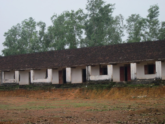 Trường THCS Lạc Sơn đã bị bỏ hoang nhiều năm, nơi phát hiện ông Đinh Văn Nam trong tư thế treo cổ chiều 16/12