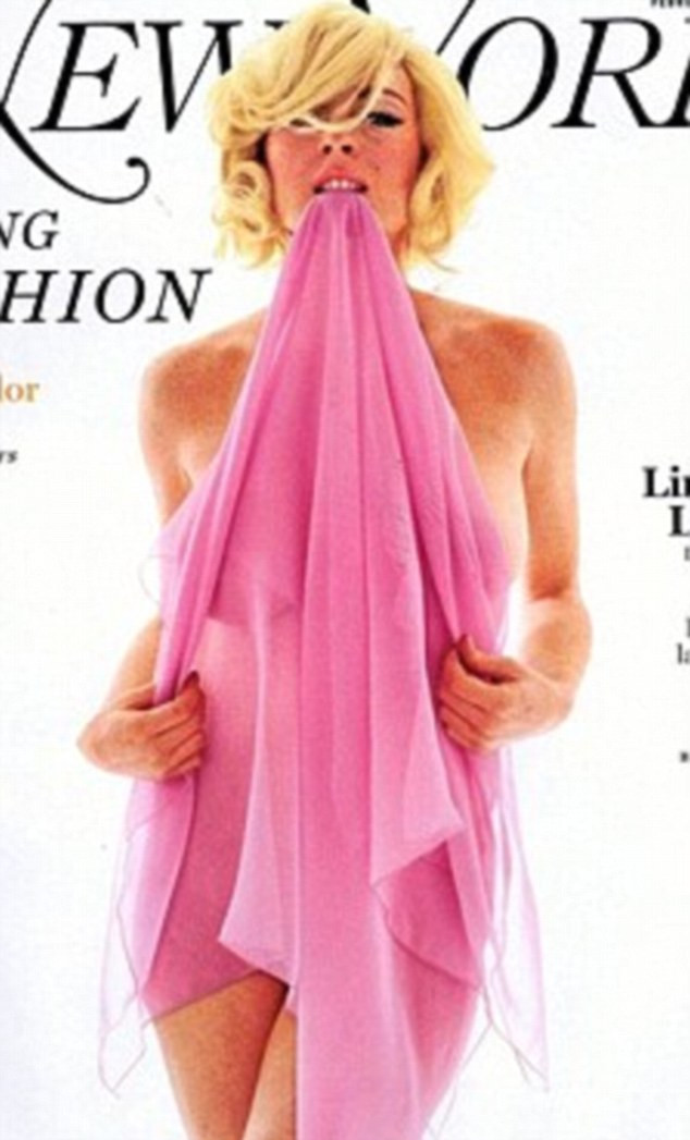 Trước đó, cô cũng xuất hiện "mát mẻ" trong nhiều bức hình