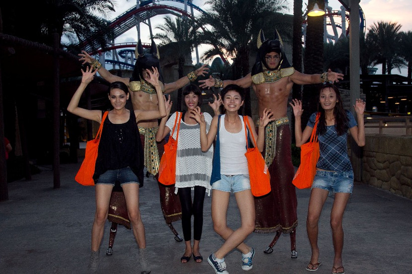 Top 4 Vietnam's Next Top Model 2011 tạo dáng nghịch ngợm trước những mô hình trong phim trường Universal