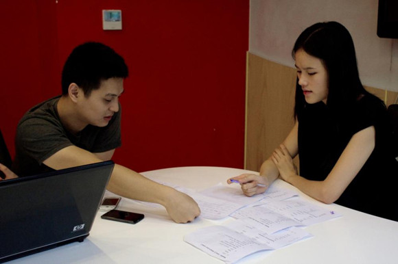 Tuyết Lan chăm chỉ học ngoại ngữ Tuyết Lan rèn luyện thể lực cùng với HLV Al Morgan của California Fitness and Yoga center Và học catwalk với siêu mẫu Xuân Lan