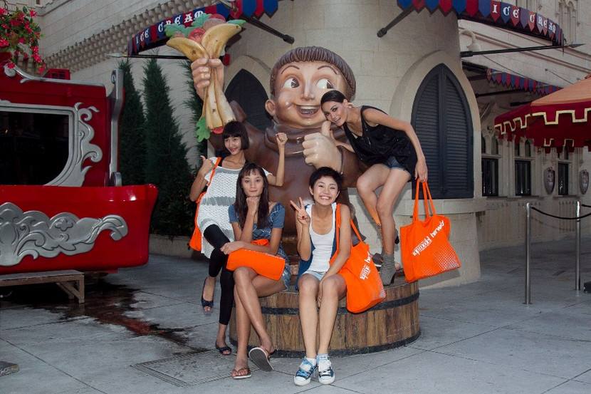 Top 4 Vietnam's Next Top Model 2011 tạo dáng nghịch ngợm trước những mô hình trong phim trường Universal