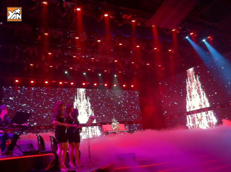 Sân khấu được dàn dựng hoành tráng