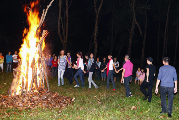 Không khí sôi động trong đêm lửa trại Không khí sôi động trong đêm lửa trại
