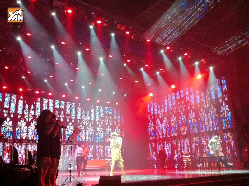 Sân khấu được dàn dựng hoành tráng