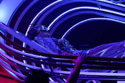 Điểm nhấn của chương trình là màn đáp phi thuyền độc đáo (ảnh YAN)